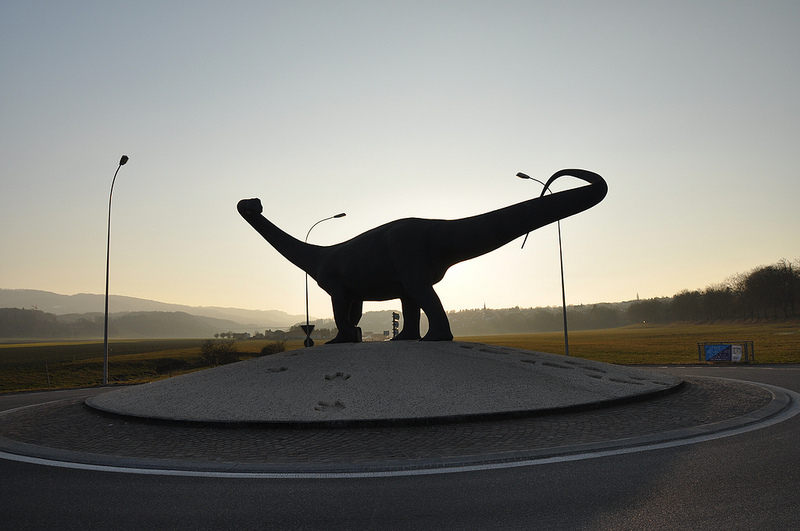 — Représentation d'un diplodocus de Hervé Bénard en grandeur réelle (18m) sur un giratoire (en direction de Courtedoux) - Porrentruy (CH) —