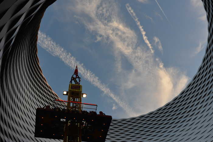 — Percée architecturale en forme de cratère - Nouveaux bâtiments de la Foire —