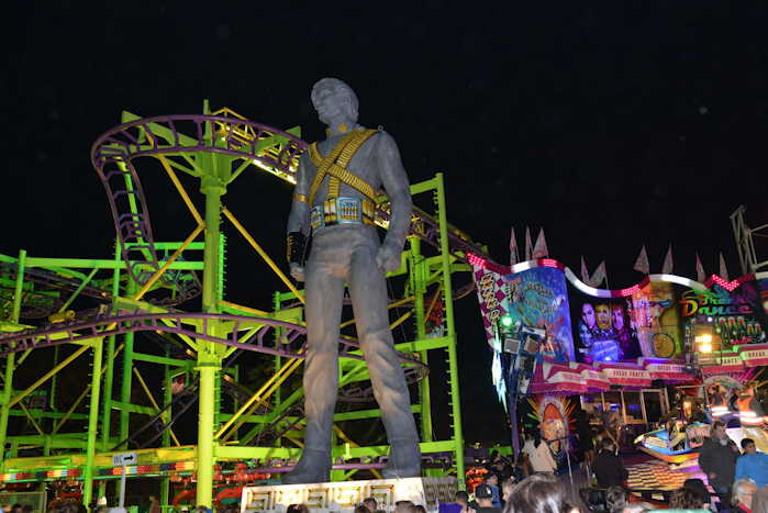 — Effigie géante de Michael Jackson sur un parc d'attractions foraines — Bâle/Basel —