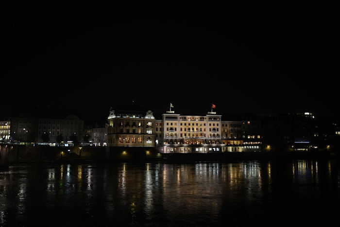 — Hôtel des Trois Rois vu depuis le Mittlere Brücke - Bâle/Basel —