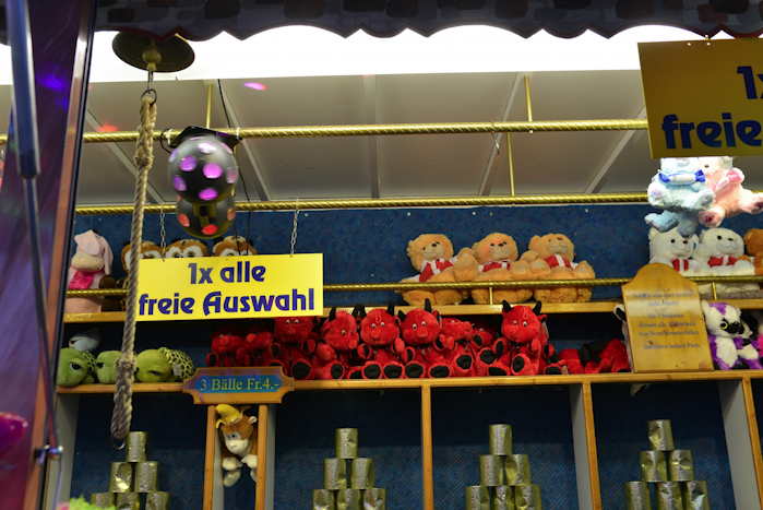 — Peluches sur un stand de loterie — Bâle/Basel —