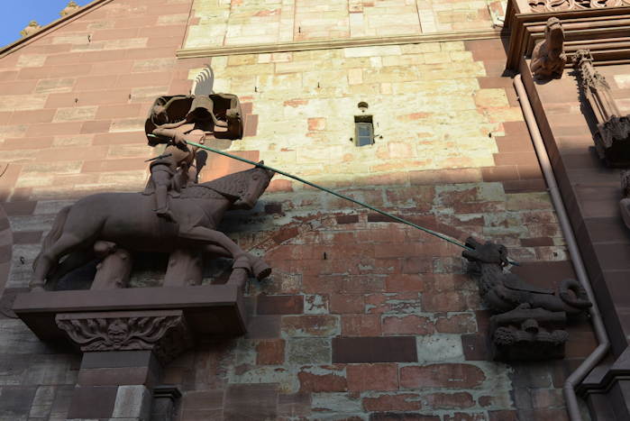 — Combat de St Georges contre le dragon en façade de la cathédrale — Bâle/Basel —