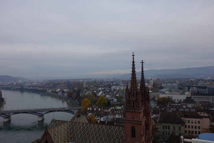 — La cathédrale et le Wettsteinbrücke sur le Rhin vus depuis la Grande Roue — Bâle/Basel —