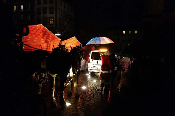 — Arrivée du "Père Noël" sur le Marché de Noël — Clermont-Fd —