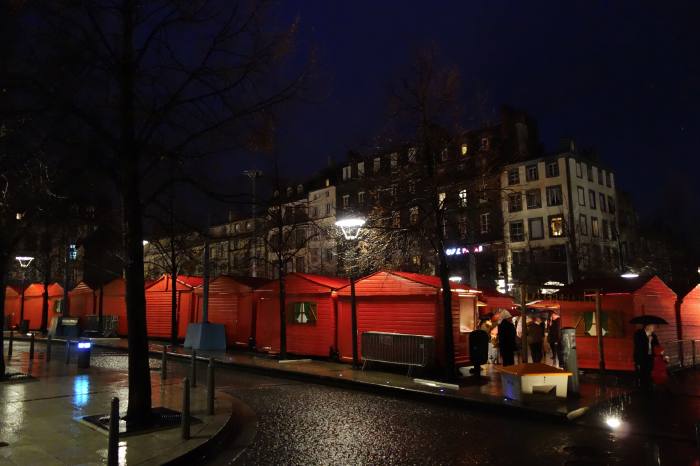 — Marché de Noël sur le parvis de la Cathédrale Notre-Dame de l'Assomption — Clermont-Fd —