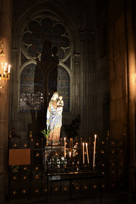 — Statue de la Vierge devant le vitrail de l'Apocalypse — 