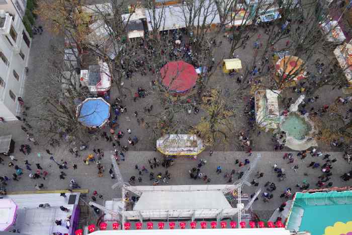 — Stands de foire sur le parvis de la cathédrale vus depuis la Grande Roue — Bâle/Basel —