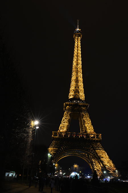 — Tour Eiffel vue depuis le champ de Mars — Paris —