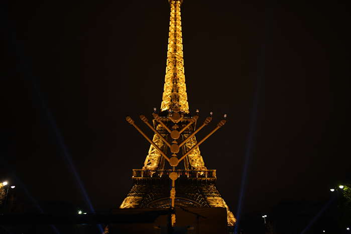 — Fête d'Hanoucca sur le champ de Mars avec en fond, la tour Eiffel — Paris —