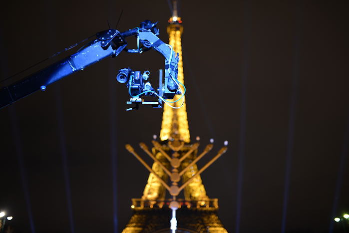 — Fête d'Hanoucca sur le champ de Mars avec en fond, la tour Eiffel — Paris —