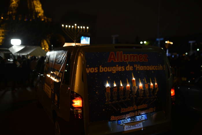 "Soyons prêts à l'accueillir"  — Fête d'Hanoucca sur le champ de Mars — Paris —