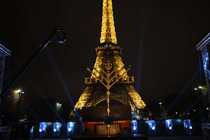 — Fête d'Hanoucca sur le champ de Mars avec en fond, la tour Eiffel — Paris —