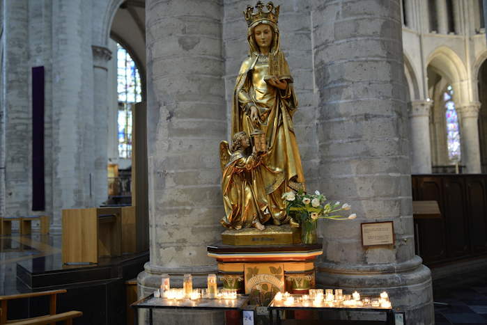 — Statue de Ste Gudule — cathédrale St Michel & Ste Gudule — Bruxelles —