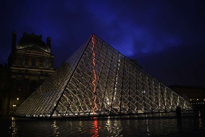 — La pyramide de Pei au Louvre illuminée par un éclair rouge factice, œuvre de Claude Lévêque — Paris —