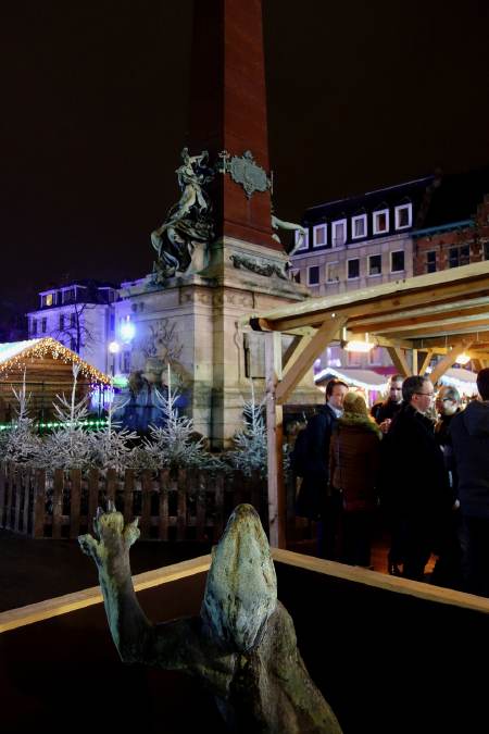 — Statue — Marché de Noël — Place des poissons — Bruxelles —