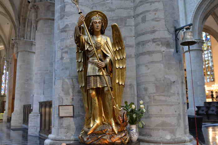 — Statue de l'archange Michel — cathédrale St Michel & Ste Gudule — Bruxelles —