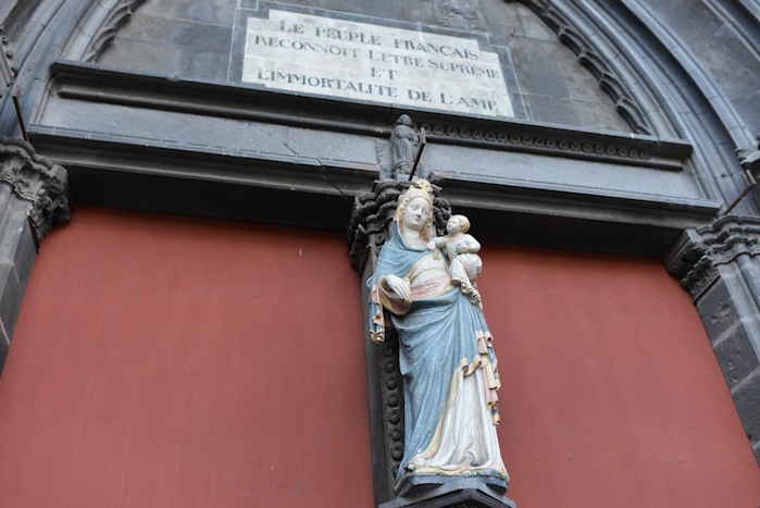 Le peuple Français reconnaît l’être suprême et l’immortalité de l’âme  — Portail Nord de la cathédrale ND de l'Assomption — Clermont-Fd —