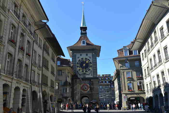 — Tour de l'horloge vue depuis la Kramgasse — Bern/Berne —