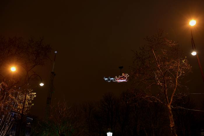 — Père Noël sur les hauteurs de l'Avenue des champs-Elysées - Paris —