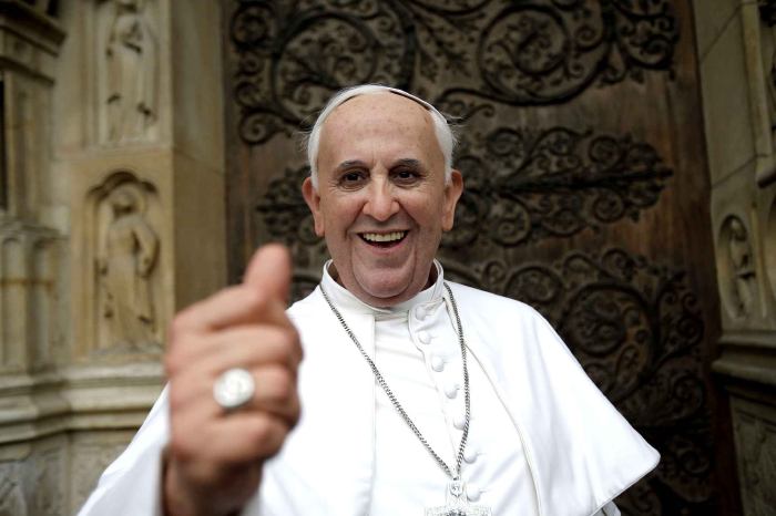 En attendant de tenir audience au musée Grévin à partir de jeudi 2 avril après-midi, (Jeudi Saint...)  le personnage de cire du pape François a été dévoilé vers 10h au pied de Notre-Dame de Paris 