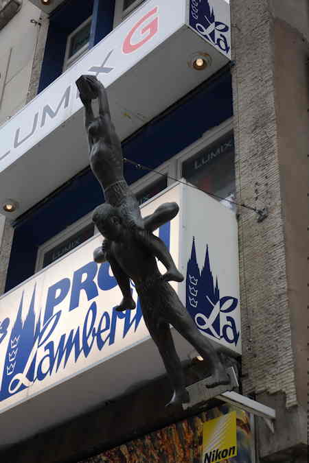 — œuvre présentée sur le fronton d'un magasin photo - Cologne —