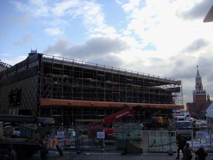 — Démontage de la malle Louis Vuitton — Place Rouge — Moscou —