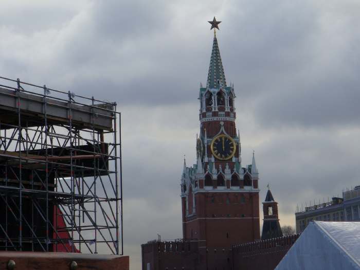 — Démontage de la malle Louis Vuitton — Place Rouge — Moscou —