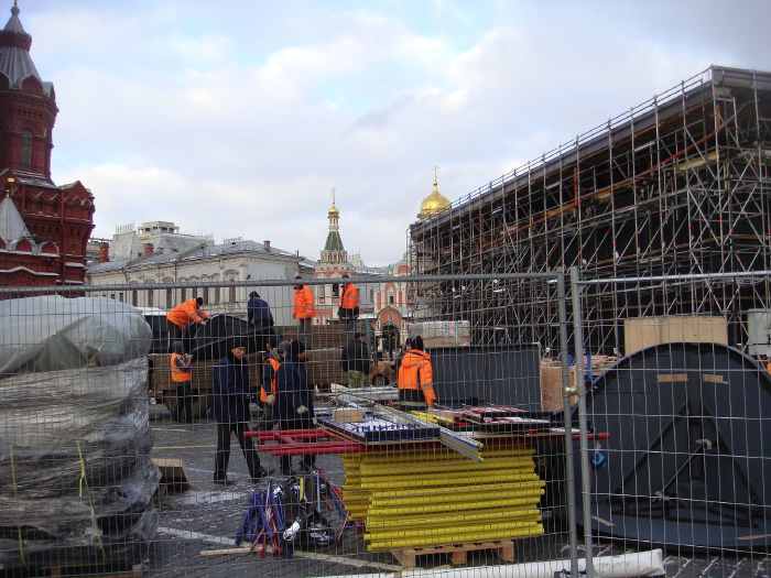 — Démontage de la malle Louis Vuitton — Place Rouge — Moscou —