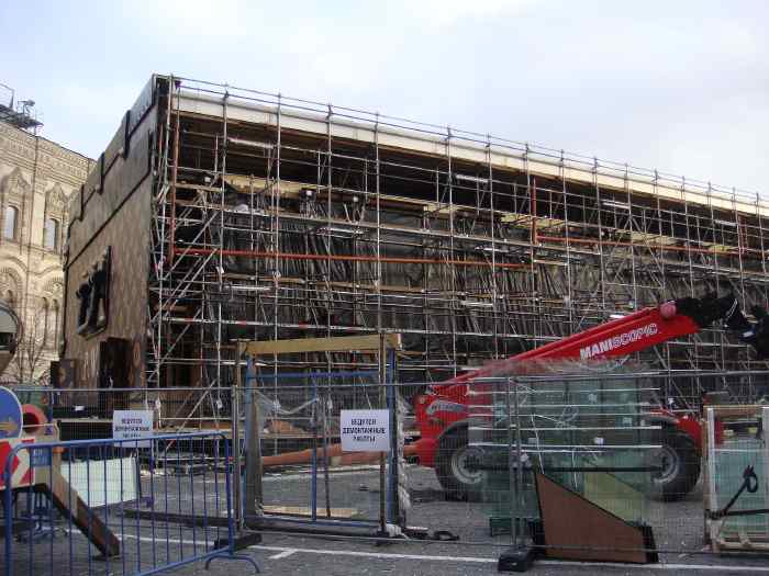 — Démontage de la malle Louis Vuitton — Place Rouge — Moscou —