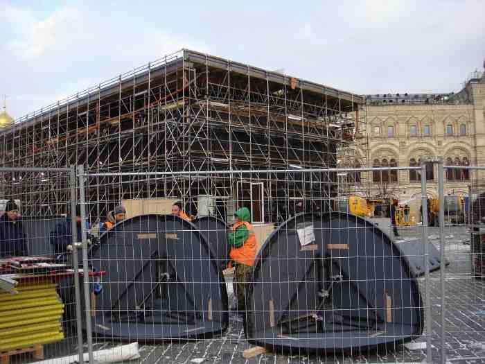 — Démontage de la malle Louis Vuitton — Place Rouge — Moscou —