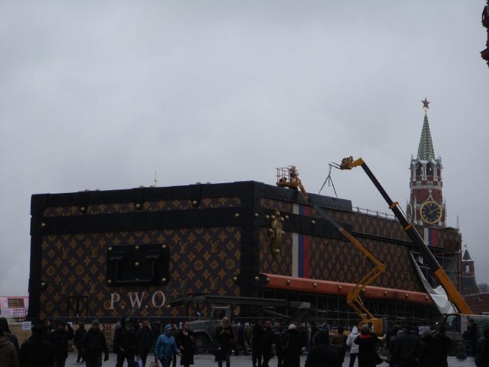 — Démontage de la malle Louis Vuitton — Place Rouge — Moscou —