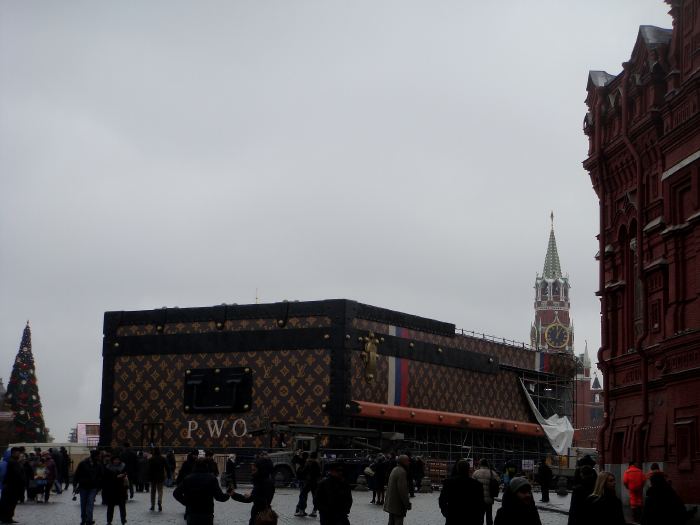 — Démontage de la malle Louis Vuitton — Place Rouge — Moscou —