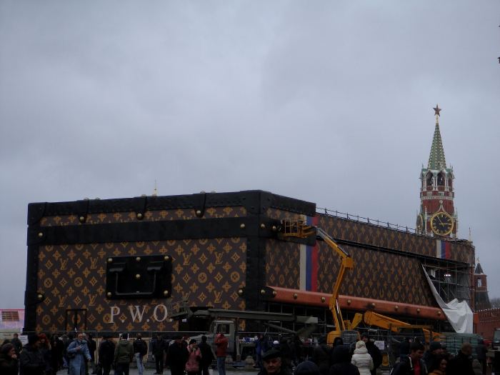 — Démontage de la malle Louis Vuitton — Place Rouge — Moscou —