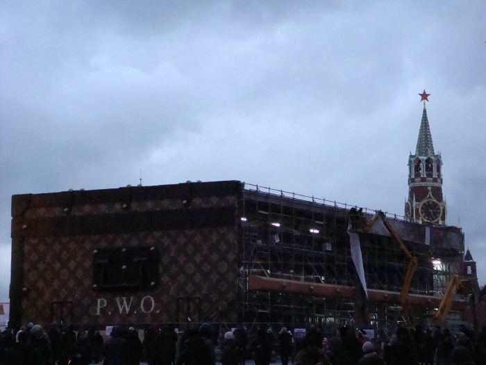 — Démontage de la malle Louis Vuitton — Place Rouge — Moscou —