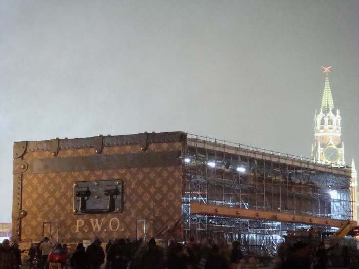 — Démontage de la malle Louis Vuitton — Place Rouge — Moscou —