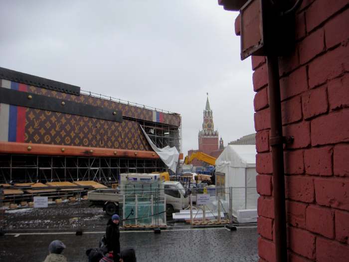 — Démontage de la malle Louis Vuitton — Place Rouge — Moscou —