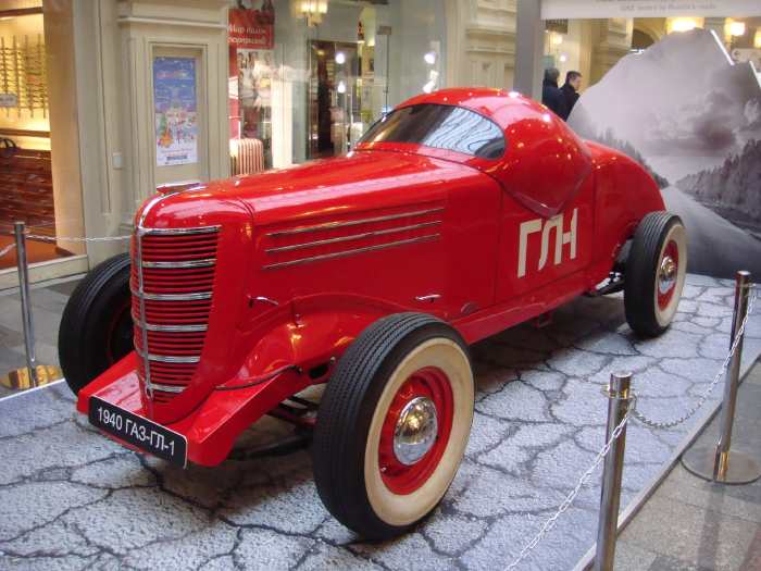 — Véhicule de course exposé dans la magasin Gum — Place Rouge — Moscou —