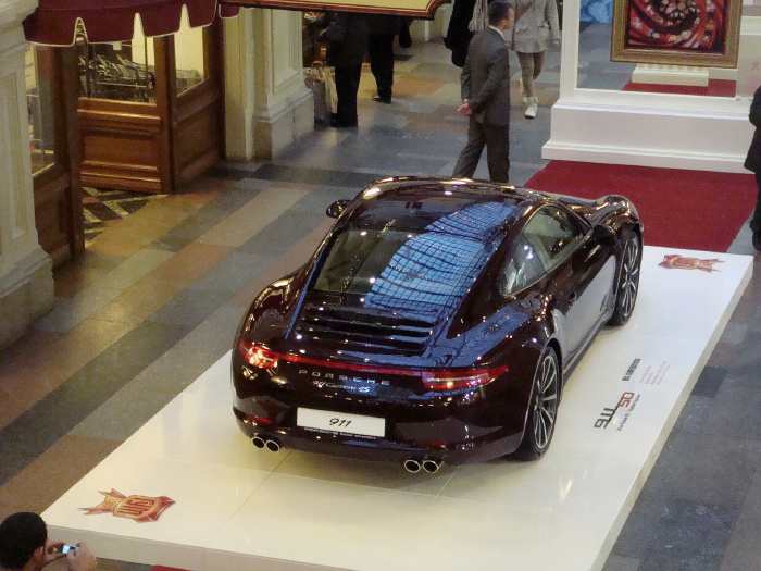— Porsche 911 exposée dans la magasin Gum — Place Rouge — Moscou —