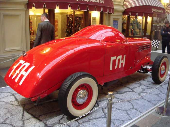 — Véhicule de course exposé dans la magasin Gum — Place Rouge — Moscou —