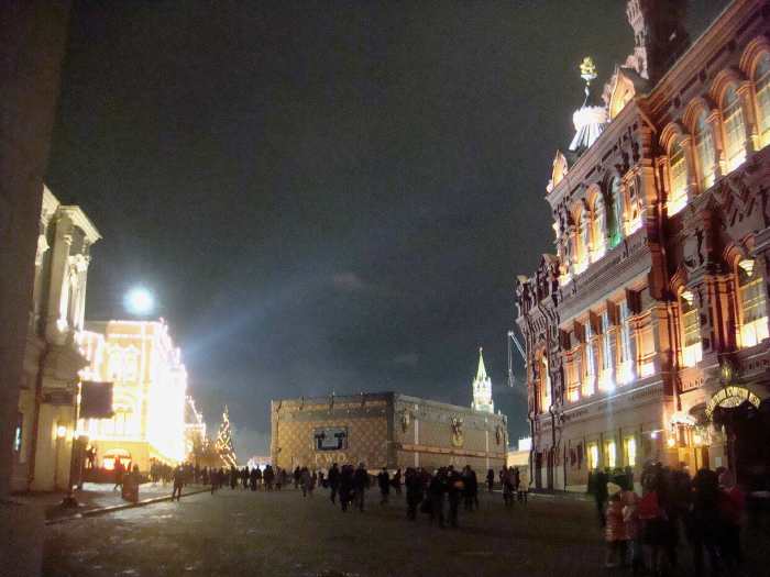 — Malle géante Expo Louis Vuitton — Place Rouge — Moscou —
