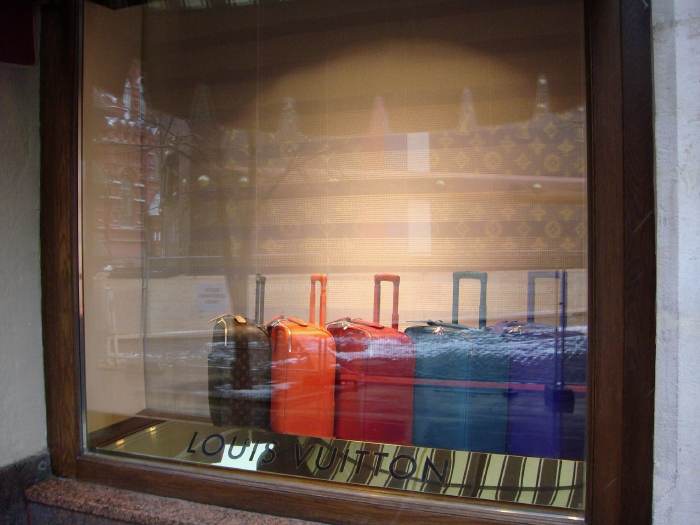 — Vitrine boutique L. Vuitton avec le reflet de la Malle géante Expo — Place Rouge — Moscou —
