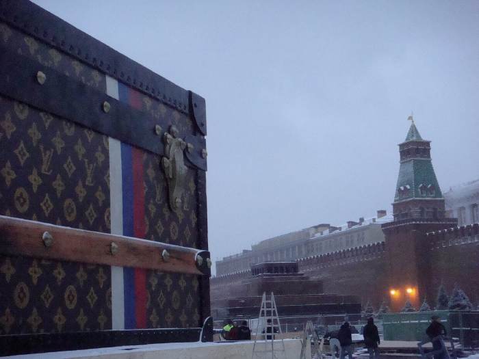 — Malle géante Expo Louis Vuitton — Place Rouge — Moscou —