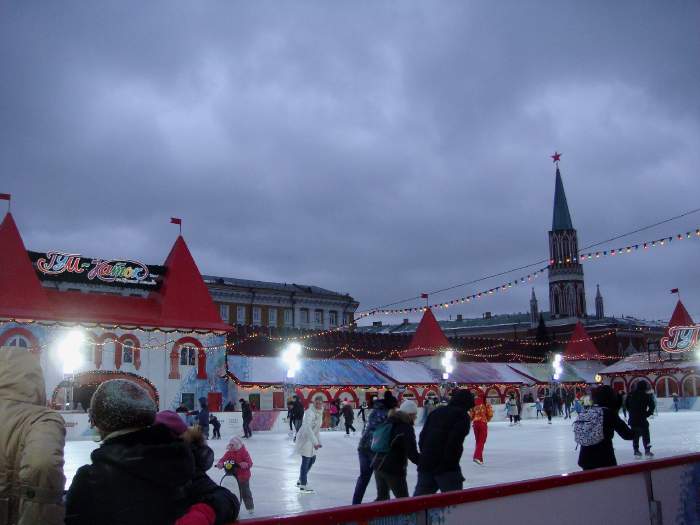 — Patinoire devant le magasin Gum — Place Rouge — Moscou —