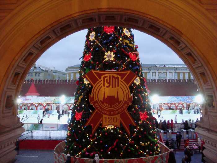 — Patinoire devant le magasin Gum — Place Rouge — Moscou —