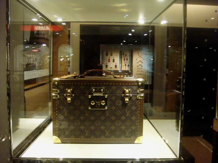 — Vitrine boutique L. Vuitton — Place Rouge — Moscou —
