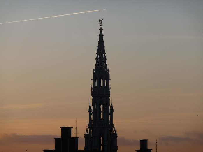 Tour de l'hôtel de ville avec la statue de St Michel à son sommet — Bruxelles