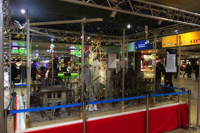 — Crèche de la Paix en gare de Cologne (HauptBahnhof) — Cologne —