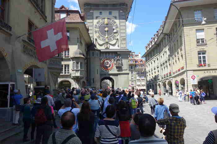 Public en attente à midi devant la Tour de l'horloge