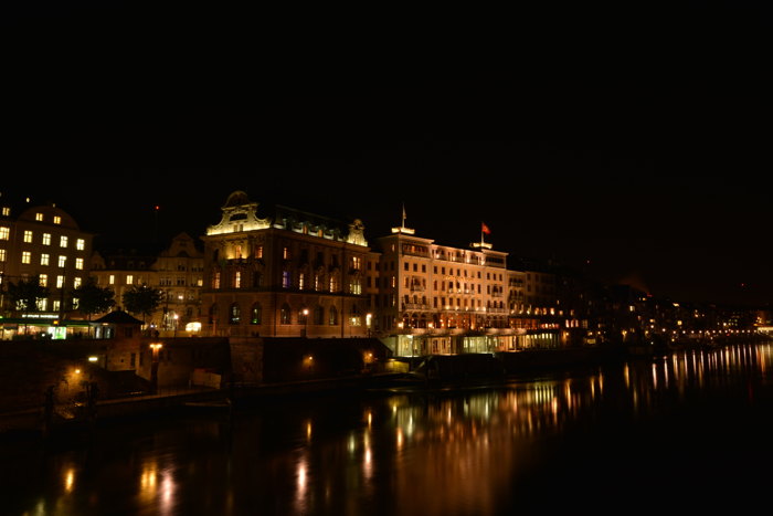 — Hôtel des Trois Rois en bordure du Rhin depuis le Mittlere Brücke — Bâle/Basel —