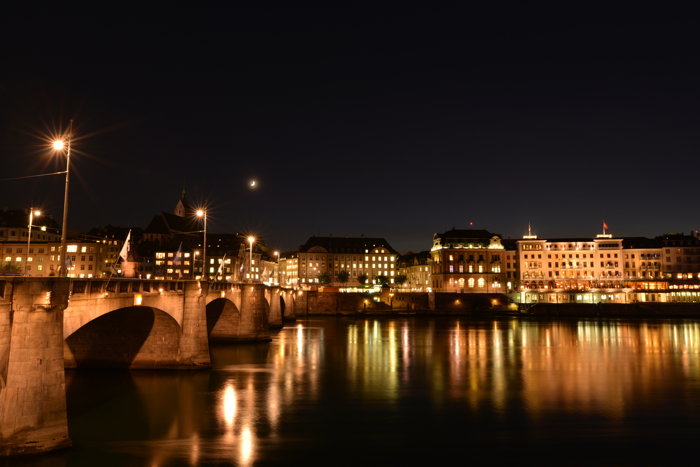 — Le Mittlere Brücke et l'Hôtel des Trois Rois en bordure du Rhin — Bâle/Basel —